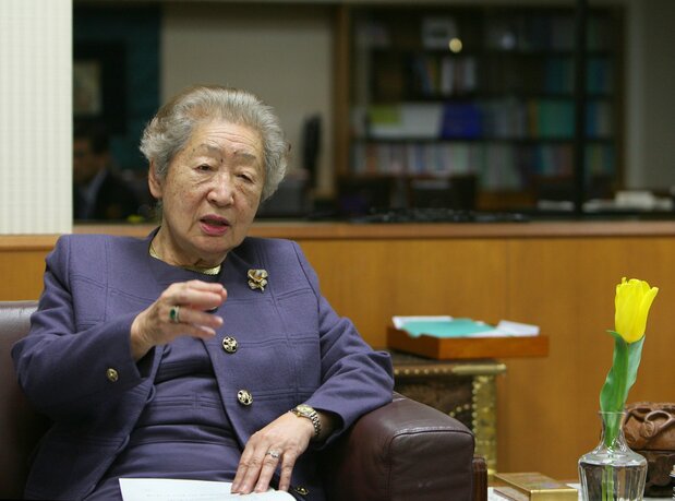インタビューに応じる緒方貞子さん=2008年1月(時事)