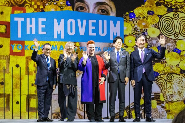 Le président du conseil d'administration Toyoda Akio (à l'extrême gauche) et la productrice de « Listen. », l’actrice Yamaguchi Tomoko (deuxième à gauche), ont notamment participé à la réception inaugurale précédant l'ouverture.