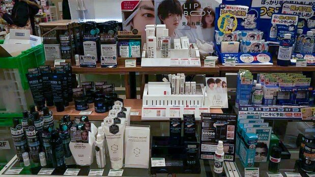 一家商場內的男士化妝品專櫃