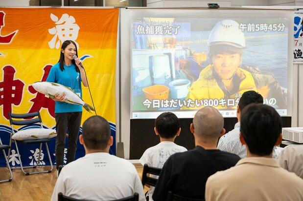 Armada con un juguete en forma de pez limón, Kanazawa promociona el atractivo de la industria pesquera. (© nippon.com)