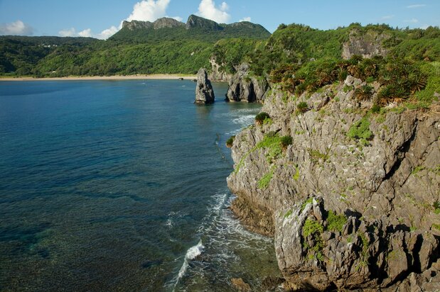 冲绳本岛最北端的辺户岬,这里的海蚀崖地貌美丽壮观 ©OCVB