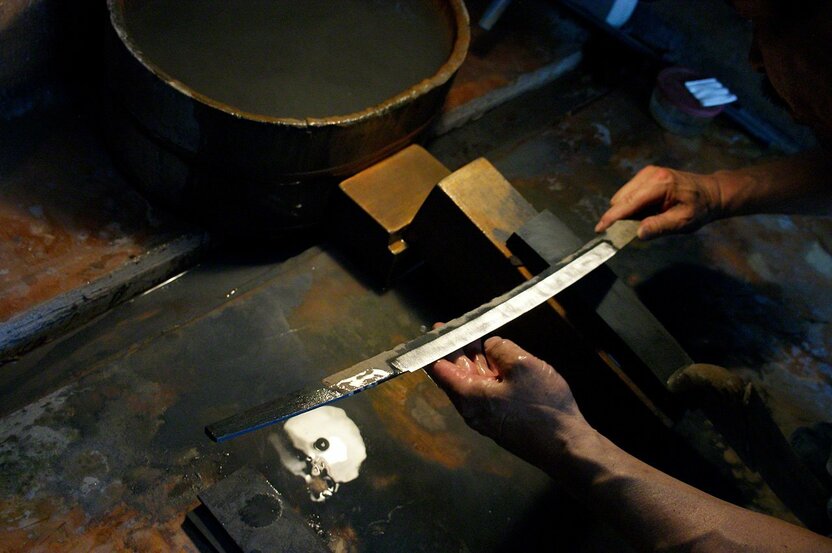 刀の焼き入れ後に、刃文(はもん)をじっくりチェック