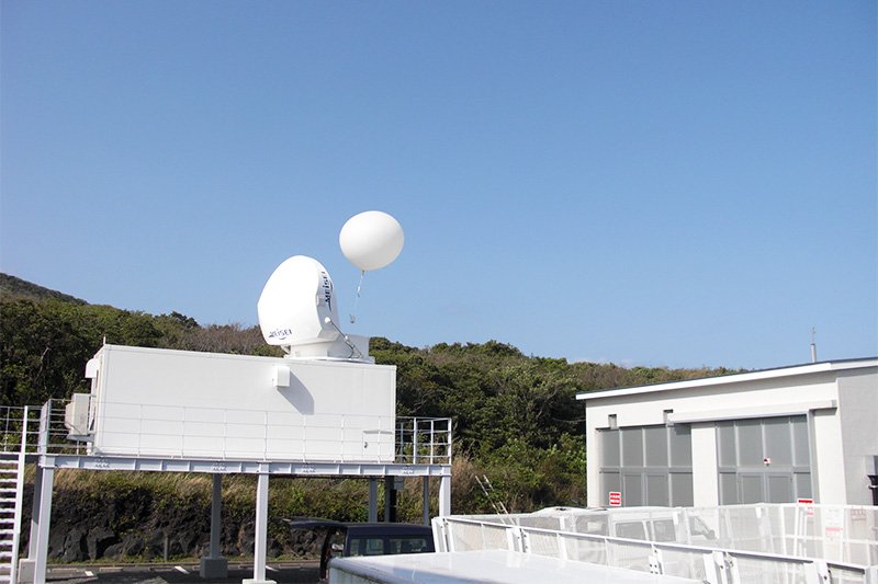 八丈島測候所・ラジオゾンデの飛揚風景（気象庁）
