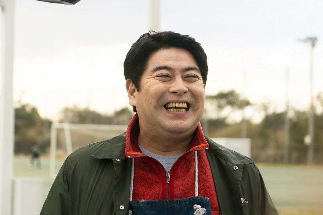 サイクルショップのオーナーで、幹の父親・寒咲幸司（皆川猿時）©2020映画「弱虫ペダル」製作委員会　©渡辺航（秋田書店）2008