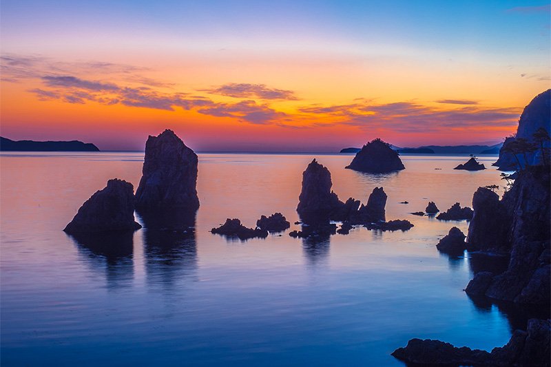Atardecer en los Alpes marinos. Toda la costa forma parte del Parque Cuasinacional Kita-Nagato Kaigan (imagen cortesía de Suehiro Shuzō).