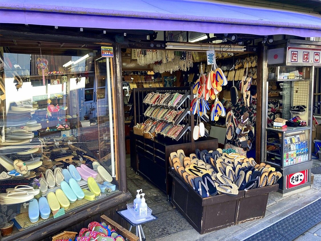 品川駅近くの旧東海道沿いにある丸屋履物店は、明治時代に開業した（© ジャンニ・シモーネ）