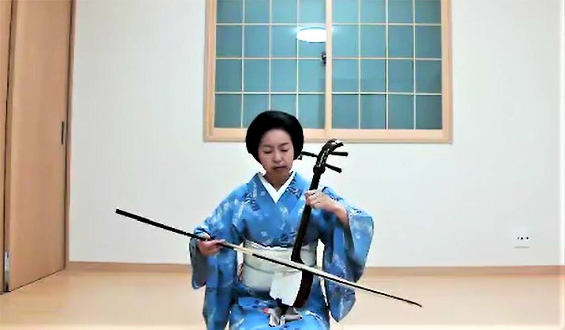 全国の花柳界でも胡弓奏者は珍しい。ゲストの出身国に合わせて洋楽も披露する