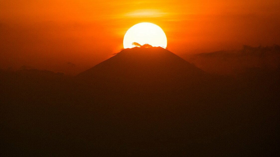 富士山頂の幅よりややオーバーした、スカイツリーからのダイヤモンド富士。横浜のランドマークタワーなどから望むと、山頂に太陽がぴったりと収まって美しいのだが