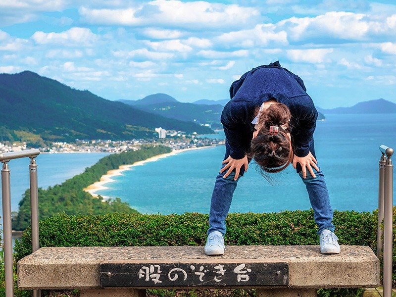 Una visitante prueba hacer el mata-nozoki en Amanohashidate View Land