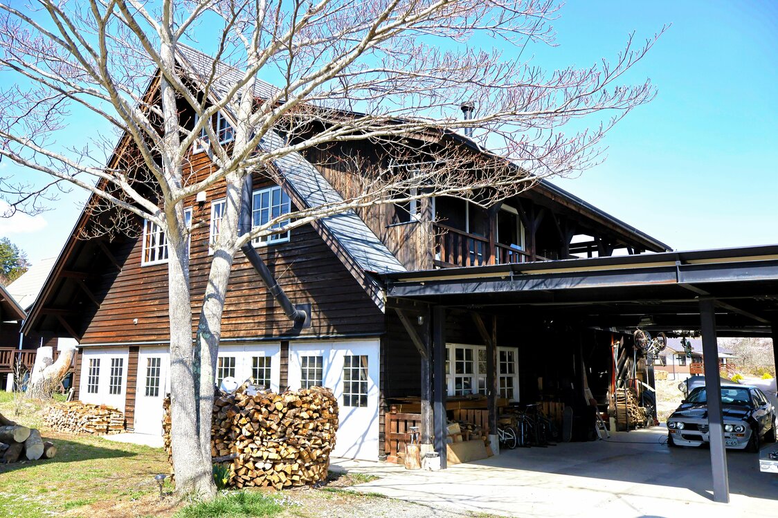 山梨県の八ヶ岳山麓にある「46works」の工房。右のクルマは1970年代のアルファロメオ　写真＝渕貴之