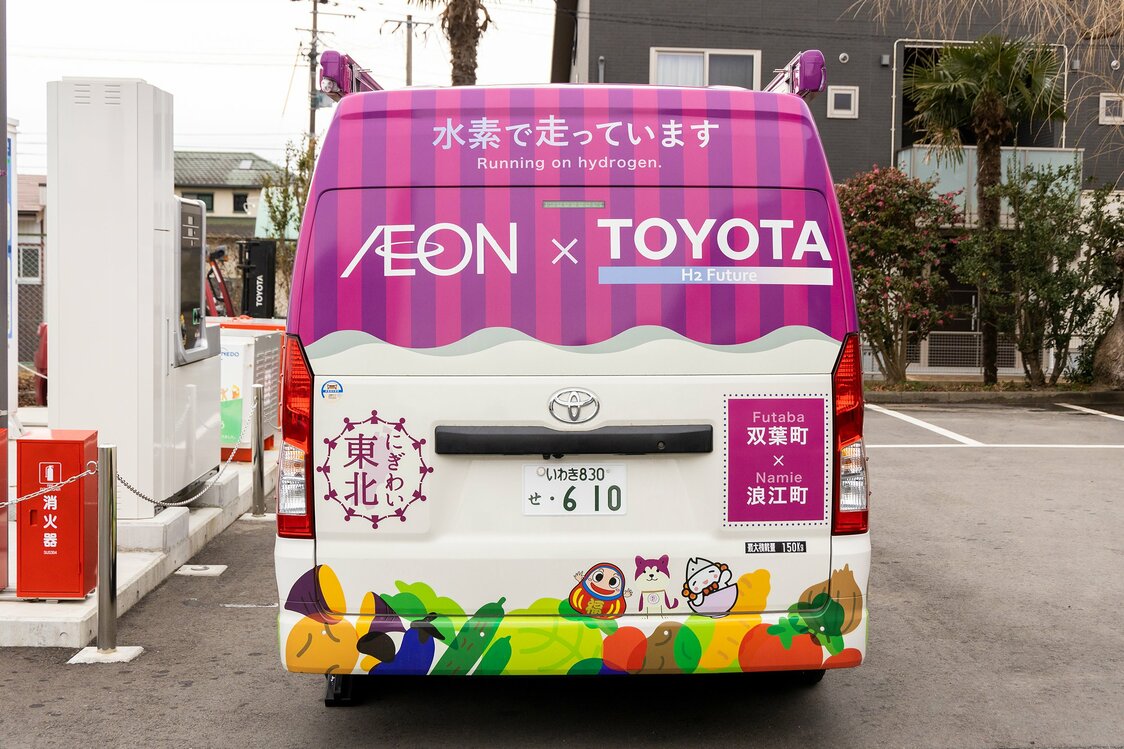 色鮮やかなデザインの移動販売車は、町中でも注目の的。後ろには“水素で走っています”の大きな文字が