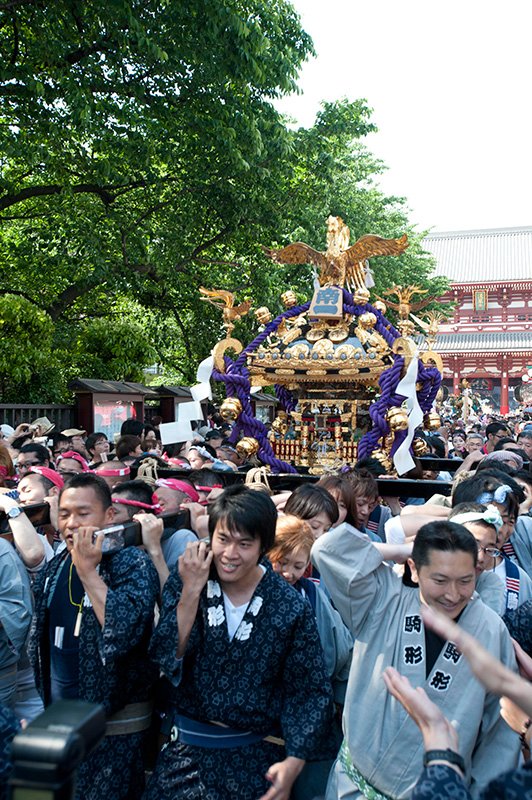 The “mikoshi” makes its way down the crowded Nakamise.