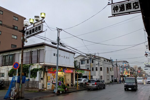 傍晚时分的仲通商店街。除了“Yuri Shop”这样的巴西料理店,还可以看到玻利维亚料理店、冲绳料理店(照片:渕贵之)