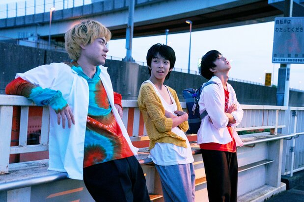 En la película Tarō no baka: Suda Masaki (izquierda) y Nakano Taiga (derecha) actúan junto a YOSHI (centro). ©2019 Comité de producción de Tarō no baka