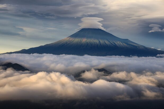 A stack of lenticular clouds atop the mountain in summer, with a sea of clouds at Shimizu Yoshiwara in the foreground.