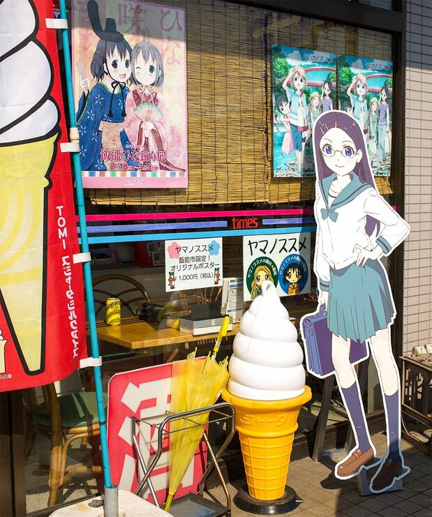 Des affiches et autres décorations de l'anime Yama no Susume le long de l'allée Ginza, à Hannô.