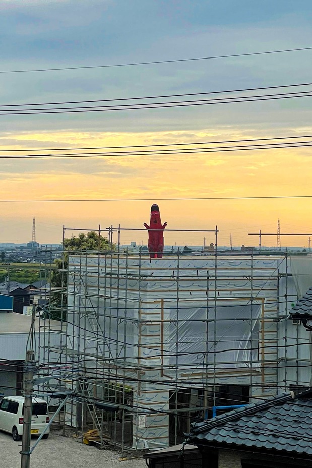 Watanabe waving to the train from his rooftop position. (© Watanabe Hiroshi)