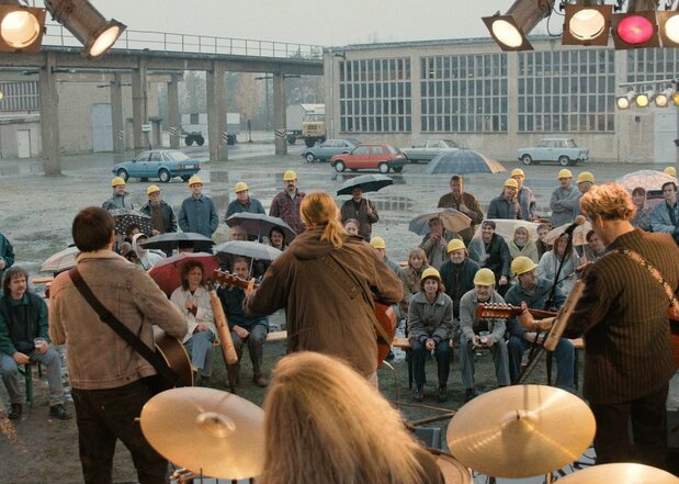 映画『グンダーマン 優しき裏切り者の歌』は東西統一の前と後の東ドイツが舞台。1992年、主人公が仲間の前で閉鎖が迫る炭鉱の哀歌を披露する © 2018 Pandora Film Produktion GmbH, Kineo Filmproduktion, Pandora Film GmbH & Co. Filmproduktions- und Vertriebs KG, Rundfunk Berlin Brandenburg