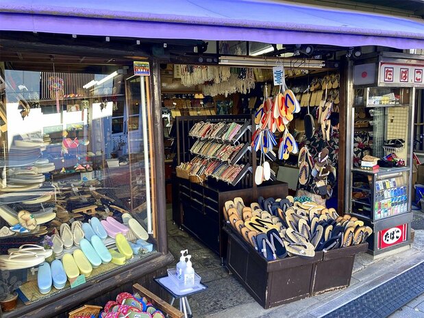 La tienda Maruya Hakimonoten cerca de la estación de Shinagawa, junto al viejo camino Tōkaidō, es un local de calzado tradicional que abrió sus puertas en la era Meiji (1868-1912). (© Gianni Simone)