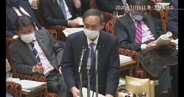 El primer ministro Suga durante su respuesta al Comité de Presupuestos de la Cámara de Consejeros en noviembre de 2020 ©2021 Comité de Producción de Pankēki wo dokumi suru