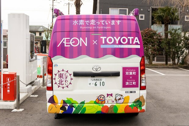 色鮮やかなデザインの移動販売車は、町中でも注目の的。後ろには“水素で走っています”の大きな文字が