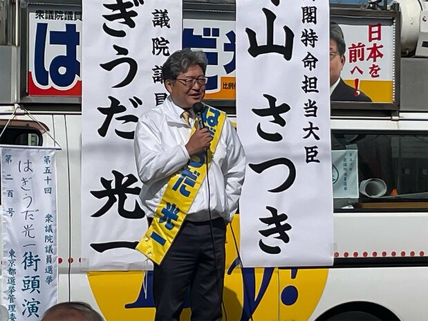 Hagiuda Kōichi addresses constituents during campaigning in September 2024. (© Suzuki Eito)
