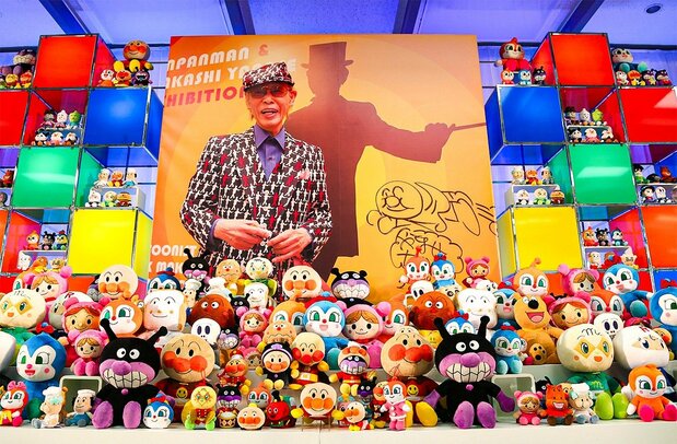 祭壇に飾られたやなせたかしさんの写真。写真の前には代表作「アンパンマン」の人形が置かれた=2014年2月6日、東京都新宿区(時事)