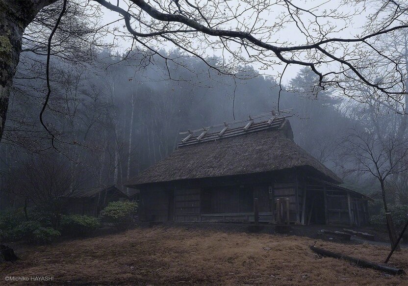 Dans la zone montagneuse où se trouve le sanctuaire de Mitsumine, connu pour le culte du loup, des personnes employées à l’entretien du sanctuaire habitaient des maisons comme celle-ci, situées dans « le territoire des divinités ».