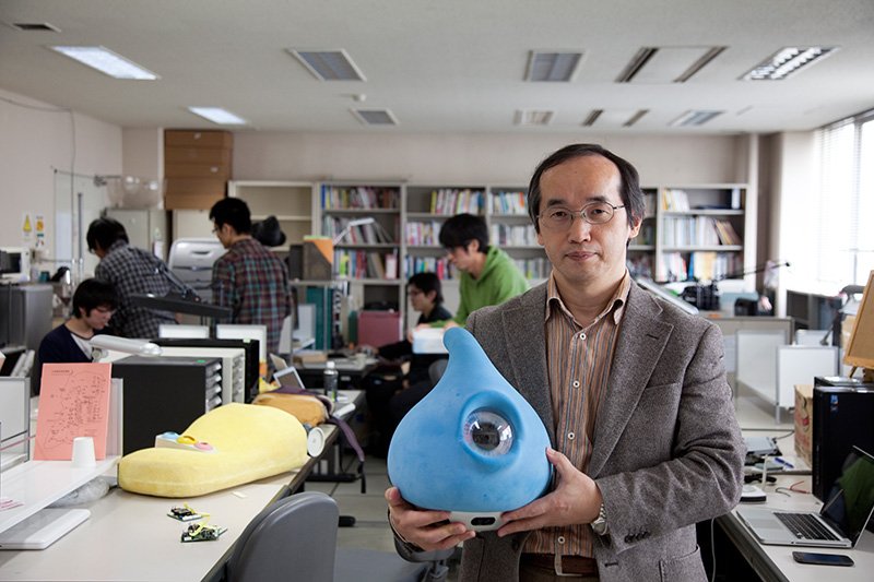 岡田研究室では社会的ロボティクスやコミュニケーションの認知科学をテーマに研究している。