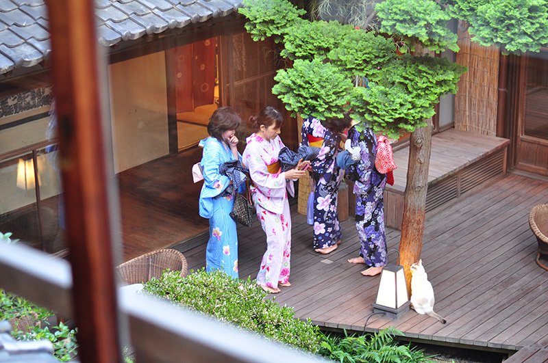 Women garbed in summer yukata.