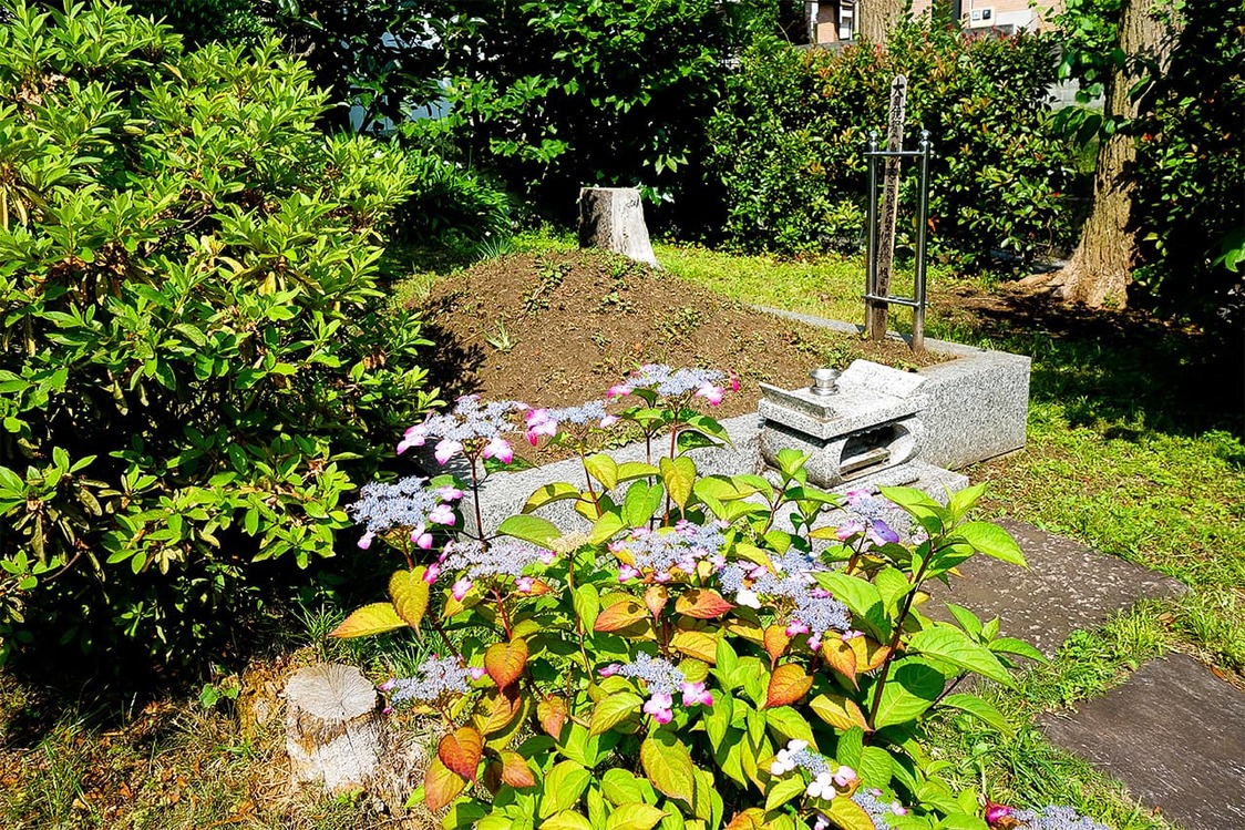 重忠の一族郎党が埋葬されている薬王寺の六ツ塚（同）＝筆者撮影