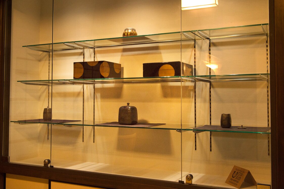 室内のショーケースには、皇室ゆかりの品など寺宝が飾られる