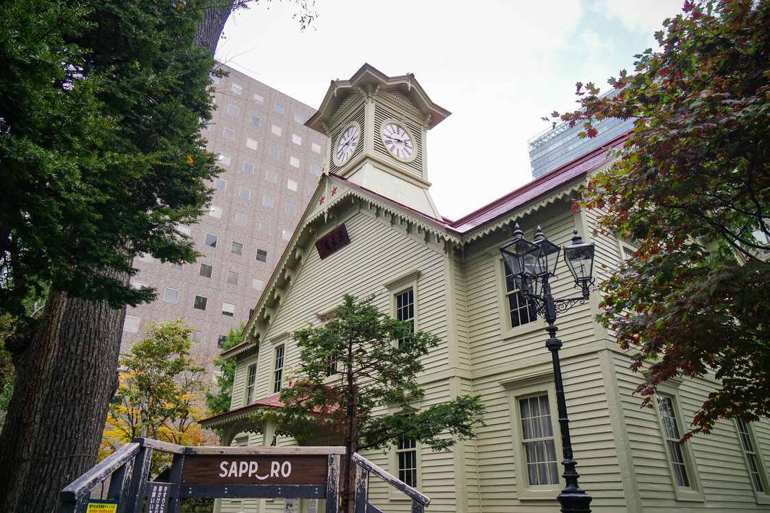 Ce bâtiment, communément appelé la tour de l'horloge, fut autrefois une salle de spectacle de l'Institut d'agriculture de Sapporo, précurseur de l'Université de Hokkaidô.