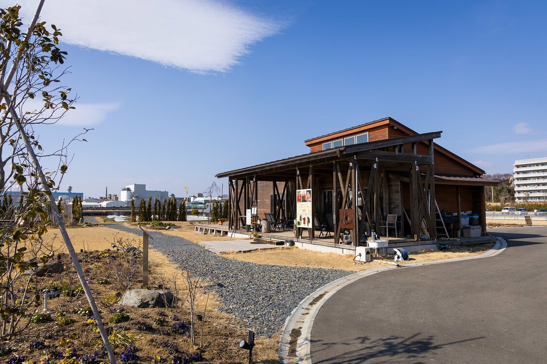 看板の近くにある「こころの森ガーデンカフェ」では、食事やスイーツが楽しめる