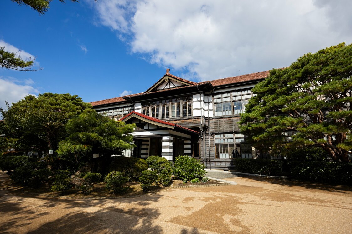 The main building of Meirin Gakusha is a nationally registered tangible cultural property. (© Nippon.com)