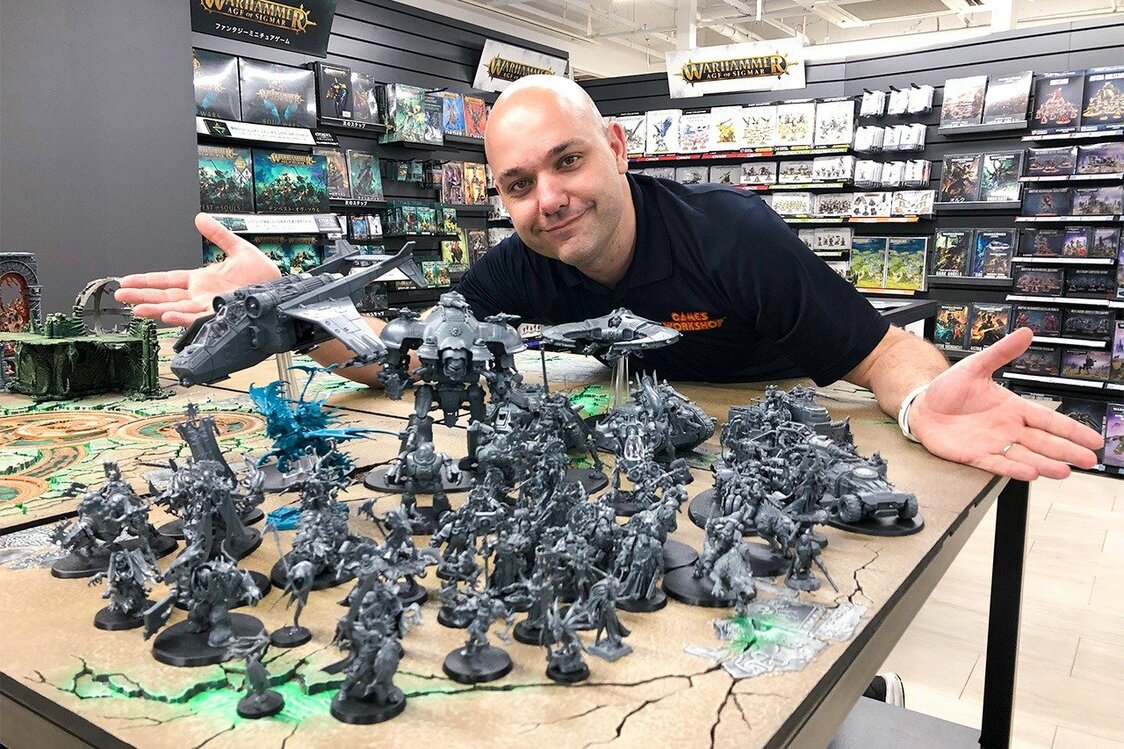ゲームズワークショップ日本支社長ジェームズ・ロング氏。シアトル出身で、元々は一ファンだったのが高じて社員となり、米国の支店長から現在の地位へ昇りつめたという（撮影＝ニッポンドットコム編集部）