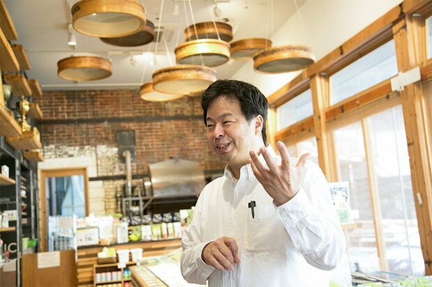 Suzuki Shigehiko, eighth-generation owner of Marushichi Seicha, at his retail store Nanaya.