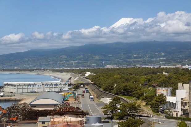 拍照时不巧富士山被云朵遮住了大半。海岸线上绵延的绿树便是沼津的代表性景点“千本松原”松林