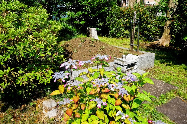 重忠の一族郎党が埋葬されている薬王寺の六つ塚(同)=筆者撮影
