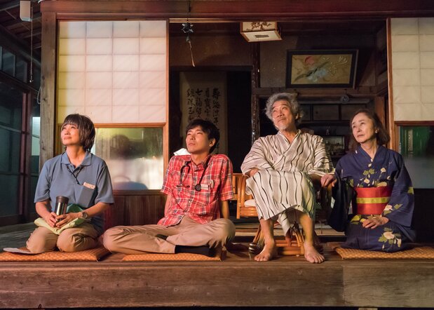 妻しぐれ（大谷直子、右端）と穏やかな日々を過ごす本多　©「痛くない死に方」製作委員会