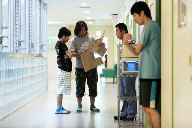 2014年8月に6泊7日で、広島県の障害者支援施設に滞在して、入所者らとアート制作を共にする日比野さん(撮影:三輪憲亮)