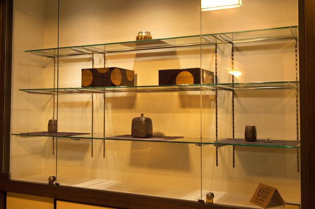 室内のショーケースには、皇室ゆかりの品など寺宝が飾られる