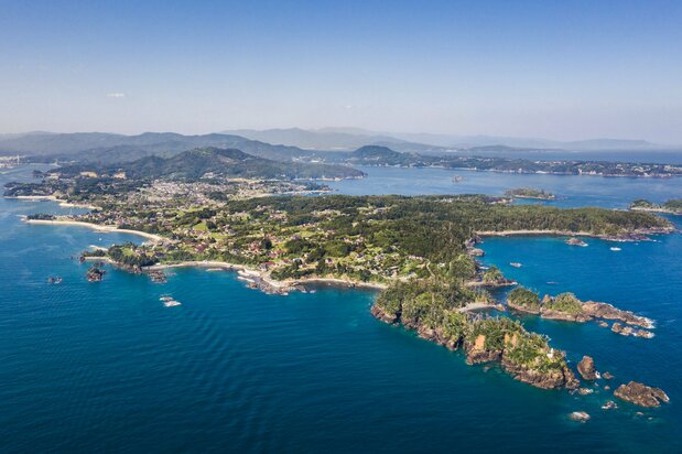 緑豊かな離島・気仙沼大島。鳴き砂で知られる国の天然記念物・十八鳴浜（くぐなりはま）や人気海水浴場・小田の浜、標高325メートルの亀山がある　写真提供：宮城県観光プロモーション推進室