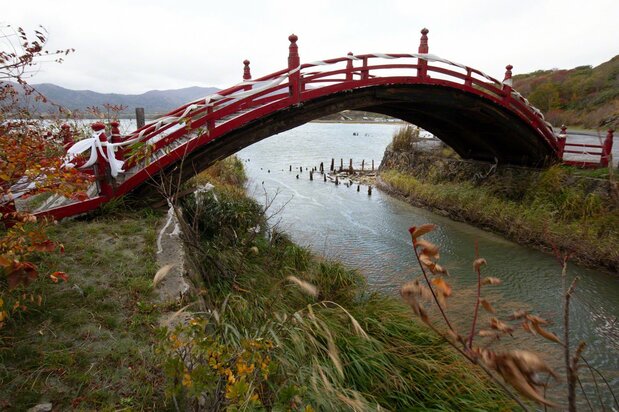 从红色太鼓桥下流过的“三途川”将阴阳两隔