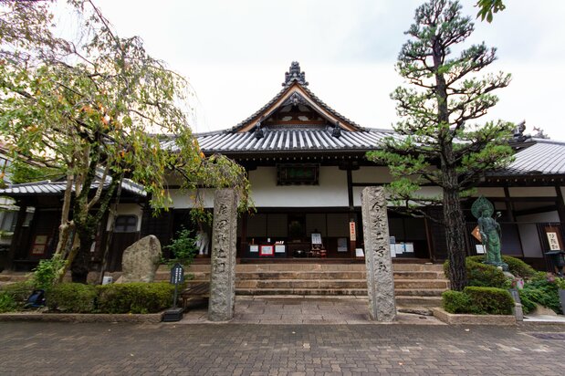 極楽寺の向かいに建つ、念仏寺の本堂。近くには行基像がたたずむ