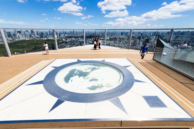 Nous trouvons également le « Geo Compass », une carte de projection azimutale équidistante, nous invitant à imaginer le monde au-delà de notre champ de vision. Au nord-est, il est possible d'apercevoir le Stade Olympique. (Ici, au centre de la photo)
