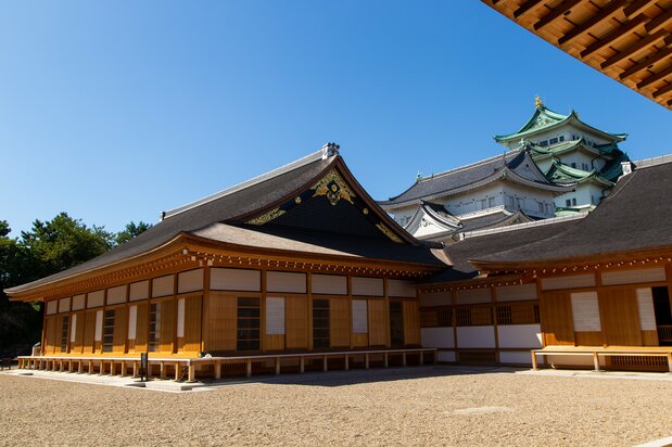 3代将軍・家光が上洛する際に増築した上洛殿。その後ろには小天守、大天守が望める。本丸御殿の屋根は、薄い木の板を並べた杮葺(こけらぶき)で趣深い