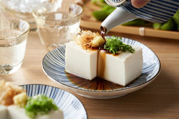 Hiyayakko (Chilled tōfu). (© Pixta)