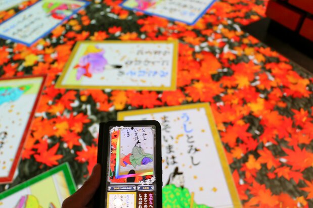 Players use special smart devices provided by the museum. (© Nippon.com)