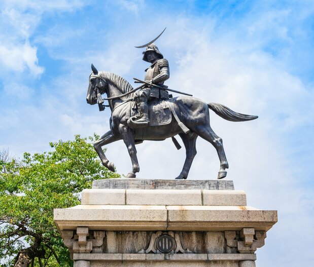 Una estatua de Date Masamune en Sendai con su característico casco de la luna creciente. (© Pixta)